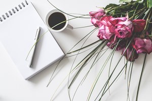 Pink_rose_bouquet_with_a_coffee_mug_and_a_notepad